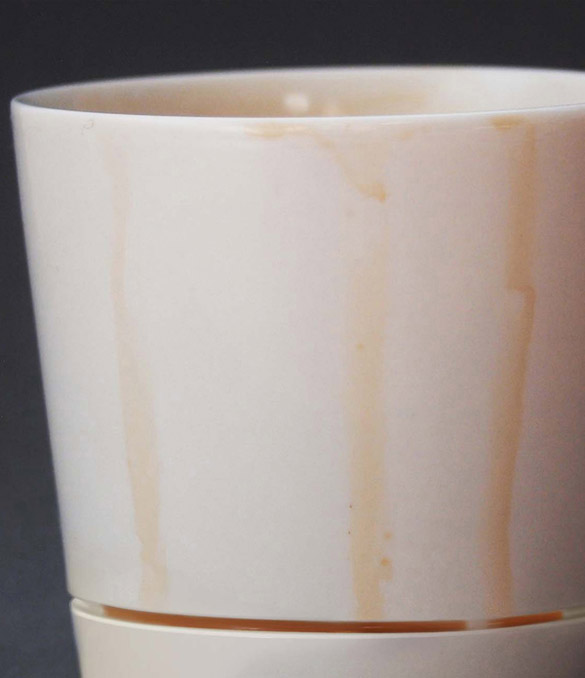 Умна шолја која ги лови капките кафе пред да станат дамки