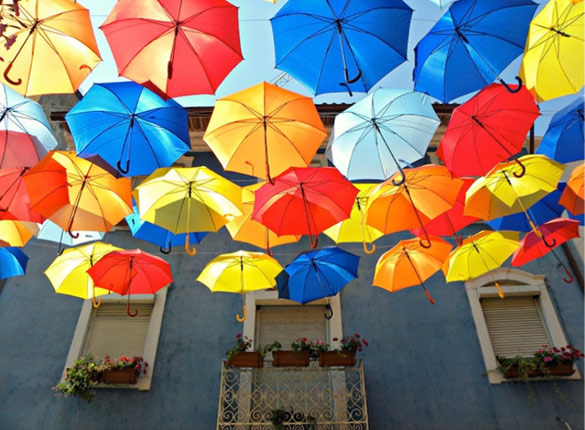 Колоритни инсталации од чадори во Португалија