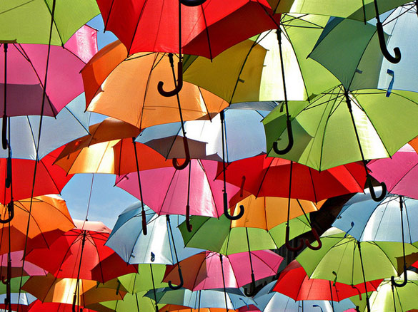 Колоритни инсталации од чадори во Португалија