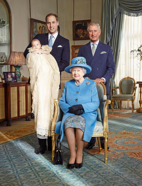 Кралицата Елизабета со синот Чарлс, внукот Вилијам и правнукот Џорџ