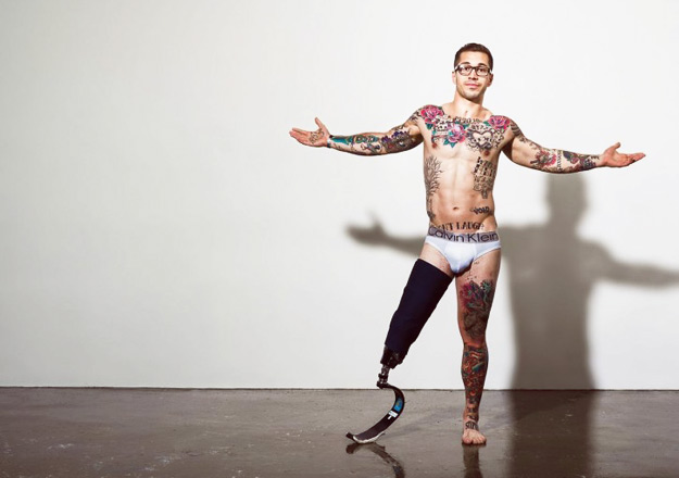 Храбар дечко кој ја загубил едната нога во војна, па станал топ модел