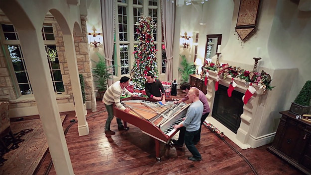 Божиќна песна изведена од 4 момци на едно пијано