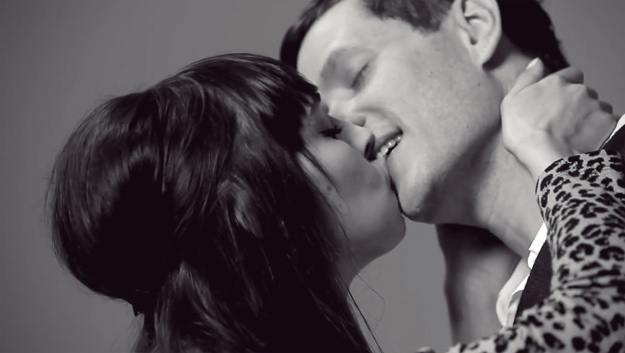 Видео-приказна за првиот бакнеж меѓу луѓе кои првпат се гледаат