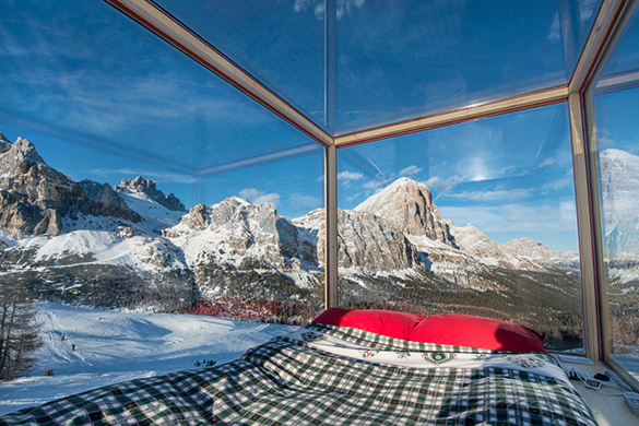 super-tiny-cabin-northeastern-italy-bed-full-glass