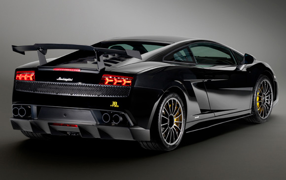 Убавицата или ѕверот? Не знам, едно од двете со 570 коњски сили...