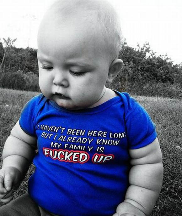 Бебиња со интересни маички