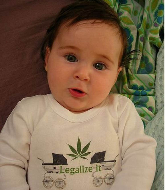 Бебиња со интересни маички