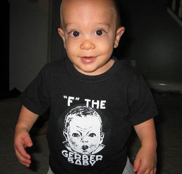 Бебиња со интересни маички