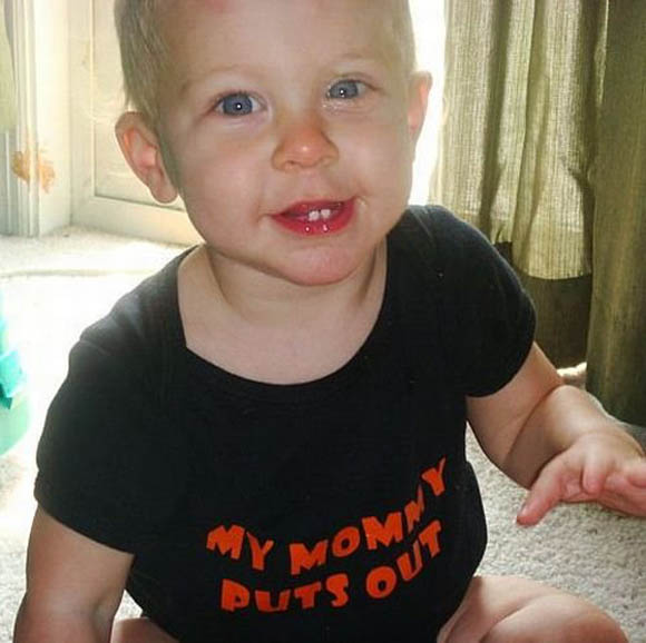 Бебиња со интересни маички