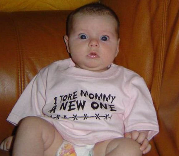 Бебиња со интересни маички