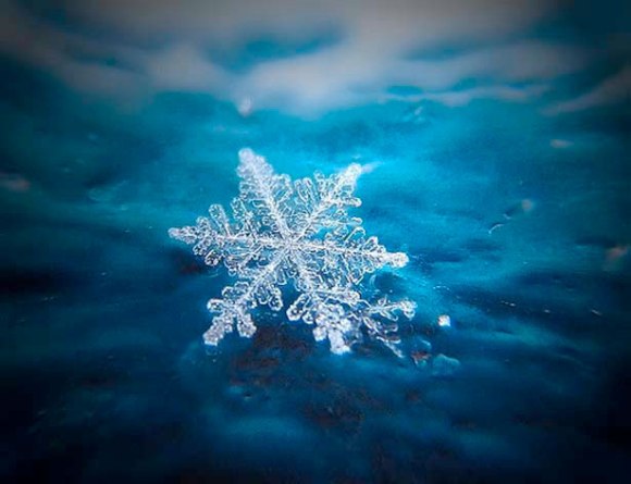 Малечки снегулки од небо паѓаат