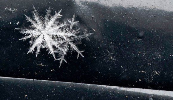 Малечки снегулки од небо паѓаат