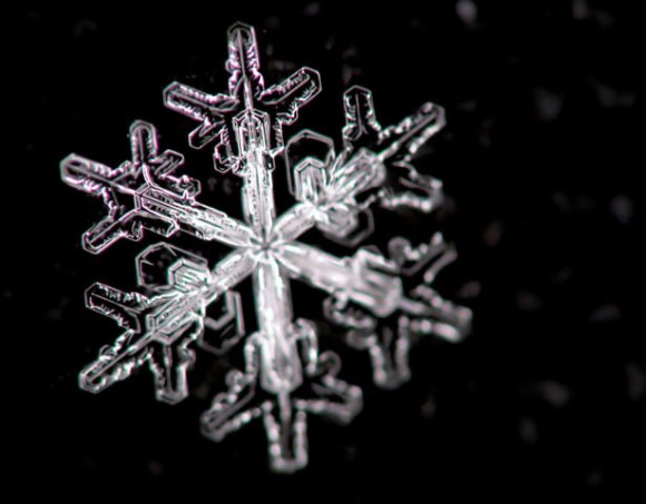 Малечки снегулки од небо паѓаат