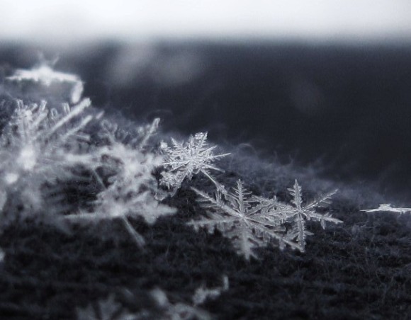 Малечки снегулки од небо паѓаат