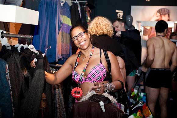 Влезете соблечени, излезете облечени