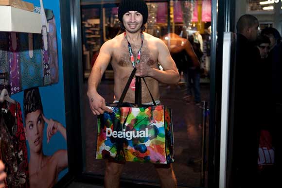 Влезете соблечени, излезете облечени