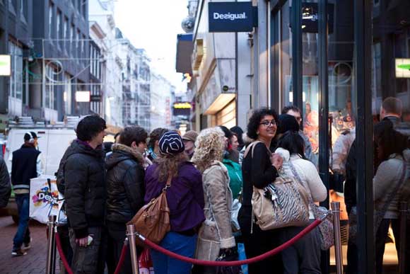 Влезете соблечени, излезете облечени