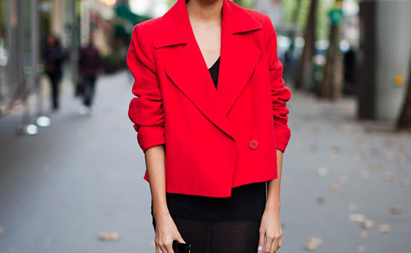 Изгледајте заводливо во црвен капут