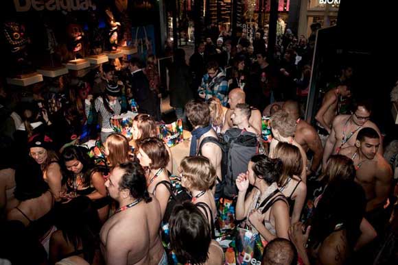 Влезете соблечени, излезете облечени