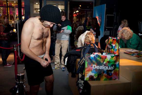 Влезете соблечени, излезете облечени