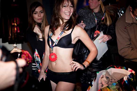 Влезете соблечени, излезете облечени