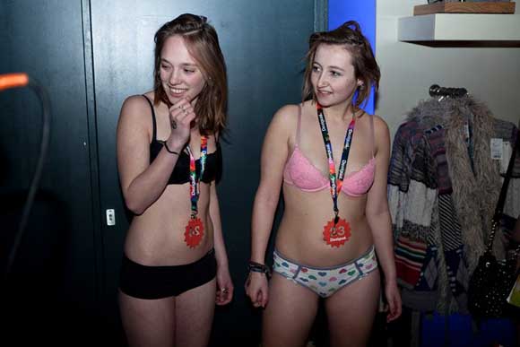 Влезете соблечени, излезете облечени