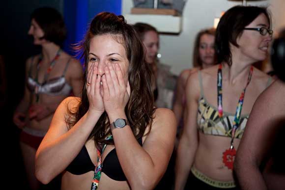 Влезете соблечени, излезете облечени