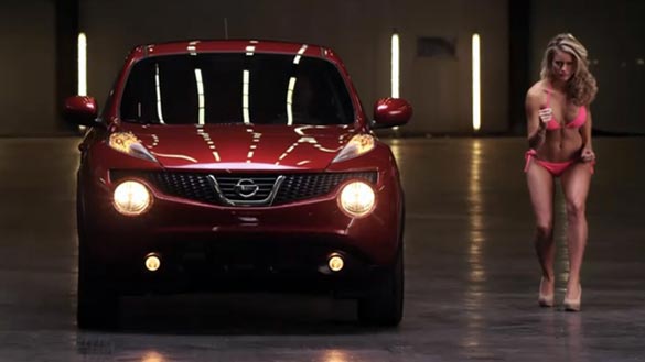 Секси трка - Nissan Juke против фото модел