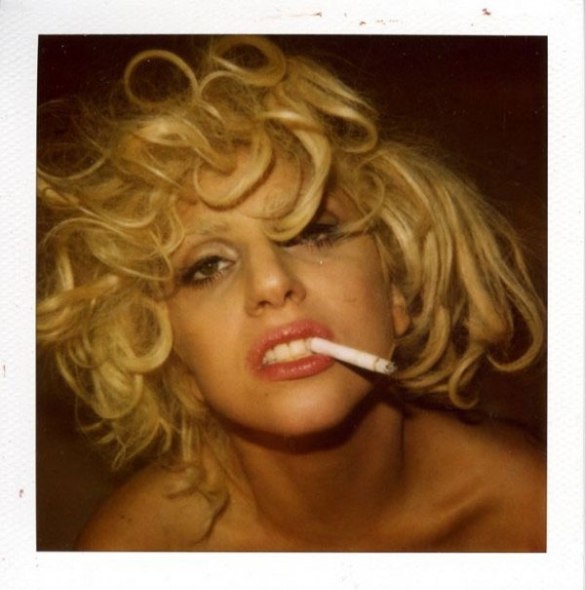 Лејди ГАГА како од мајка родена