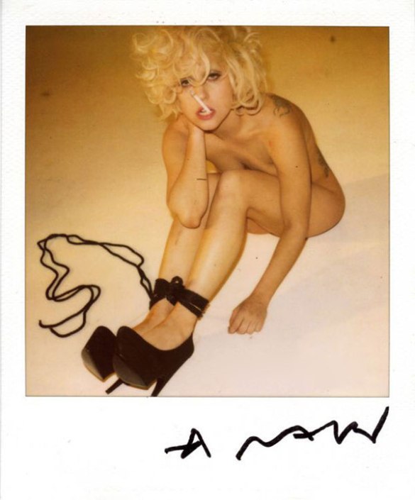 Лејди ГАГА како од мајка родена