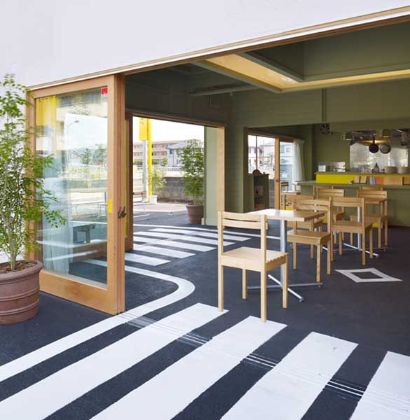 Пиење кафе на улица