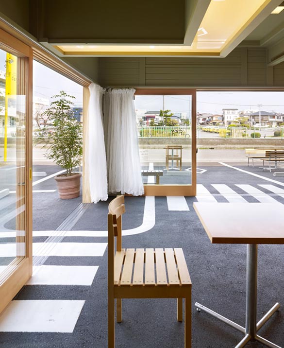 Пиење кафе на улица