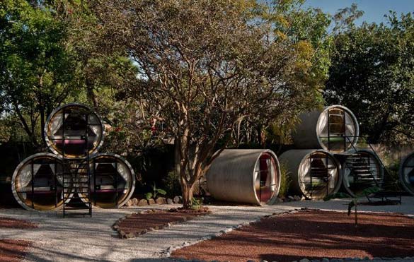 Хотел „Тубо“ изработен од рециклирани бетонски цевки