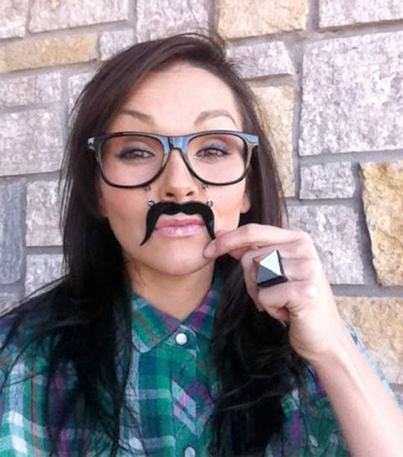 Очила со мустаќи