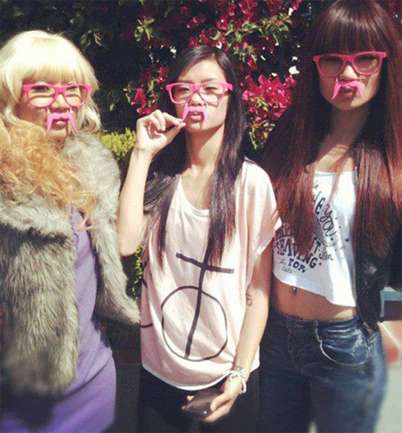 Очила со мустаќи