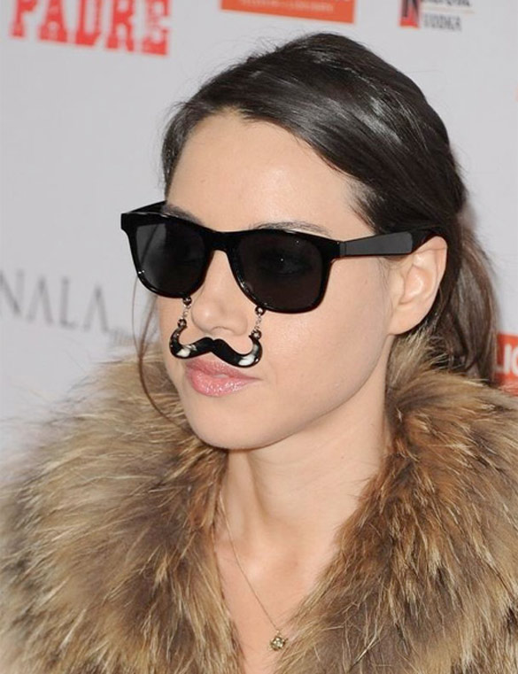 Очила со мустаќи