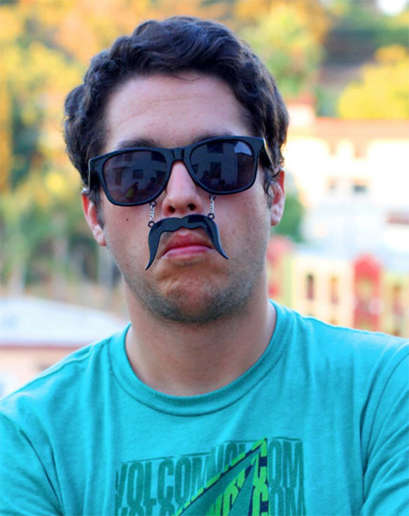 Очила со мустаќи