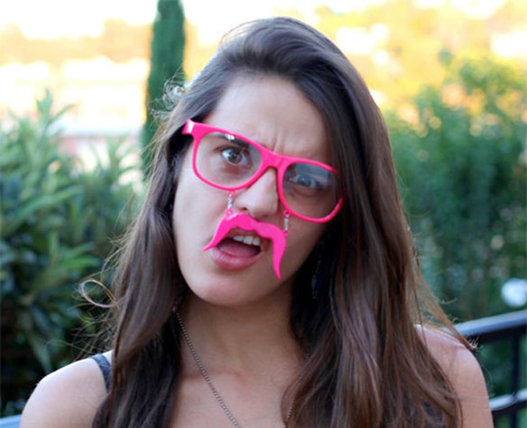 Очила со мустаќи