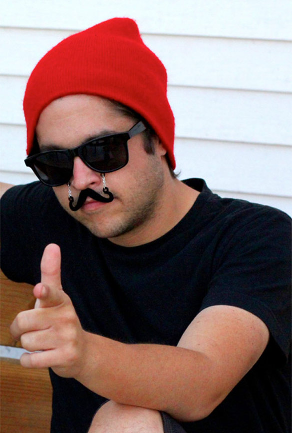 Очила со мустаќи