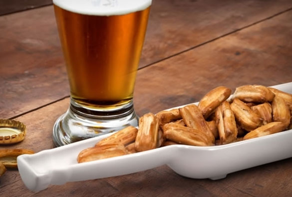 Чинија со форма на шише од пиво