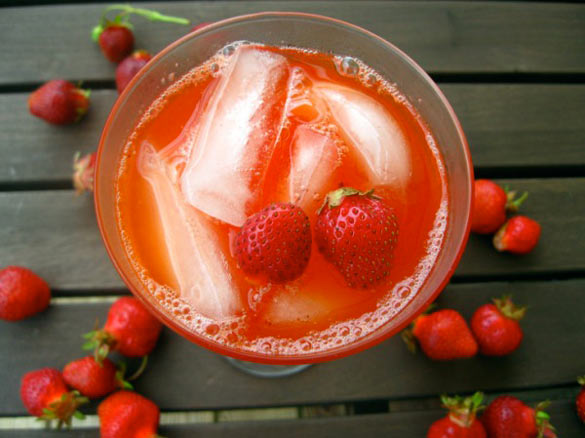 Освежителен пијалок со јагоди и лимон