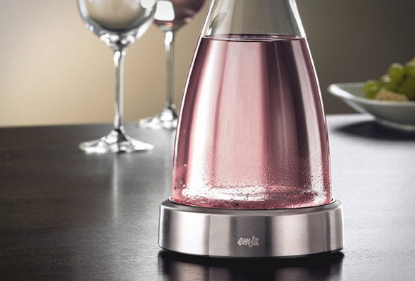 Бокал кој го одржува виното ладно