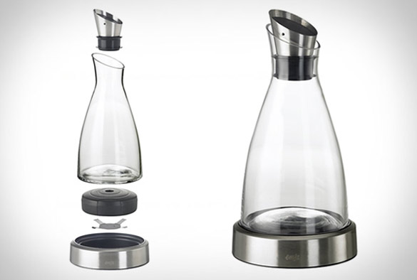 Бокал кој го одржува виното ладно