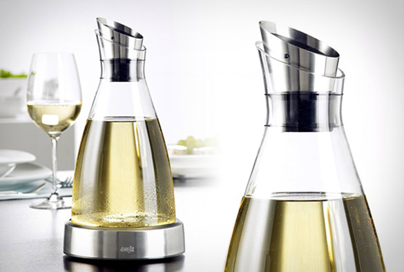 Бокал кој го одржува виното ладно