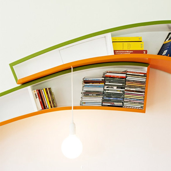 Уникатен стол од полици за книги