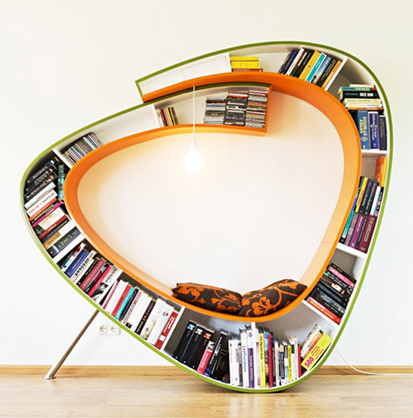 Уникатен стол од полици за книги