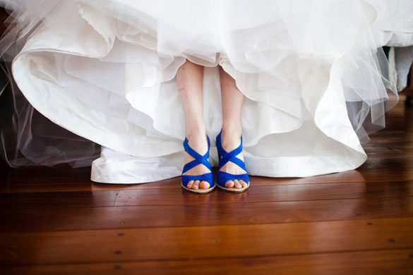 Сини невестински чевли за храбри невести