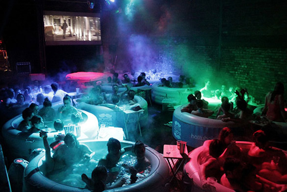 Уживање во топла када и кино под отворено небо