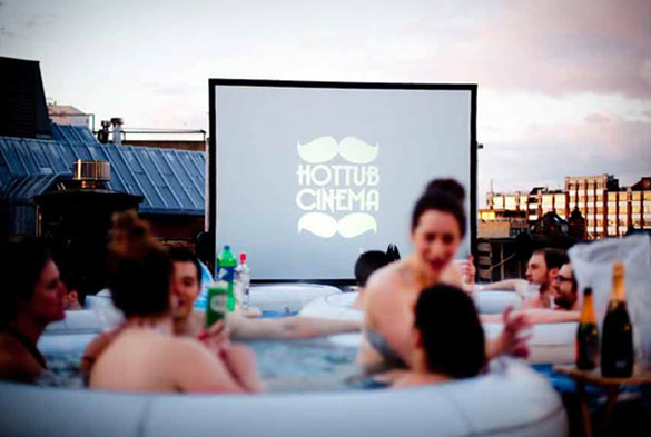 Уживање во топла када и кино под отворено небо
