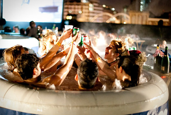 Уживање во топла када и кино под отворено небо